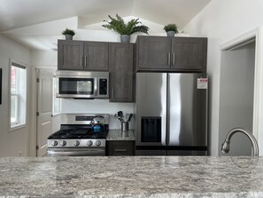 Fridge, microwave, oven, stovetop - Kendrick Kastle - EV Charger-Fire Pit-Pet Friendly-Close to Aldea Wedding Venue (Mountainaire)