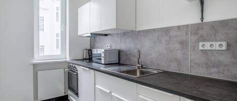 Kühlschrank, Mikrowelle, Ofen, Geschirrspüler