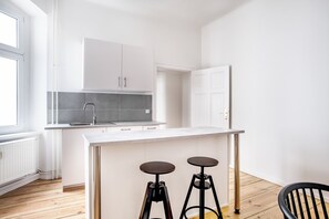 Refrigerador, microondas, horno y lavavajillas 