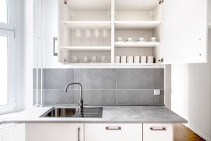 Fridge, microwave, oven, dishwasher - Amazing Kreuzberg 2BR nr Museum Island, by Blueground (Berlin)