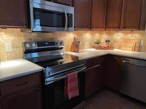 *Newly renovated home!* Staycation at the Legends