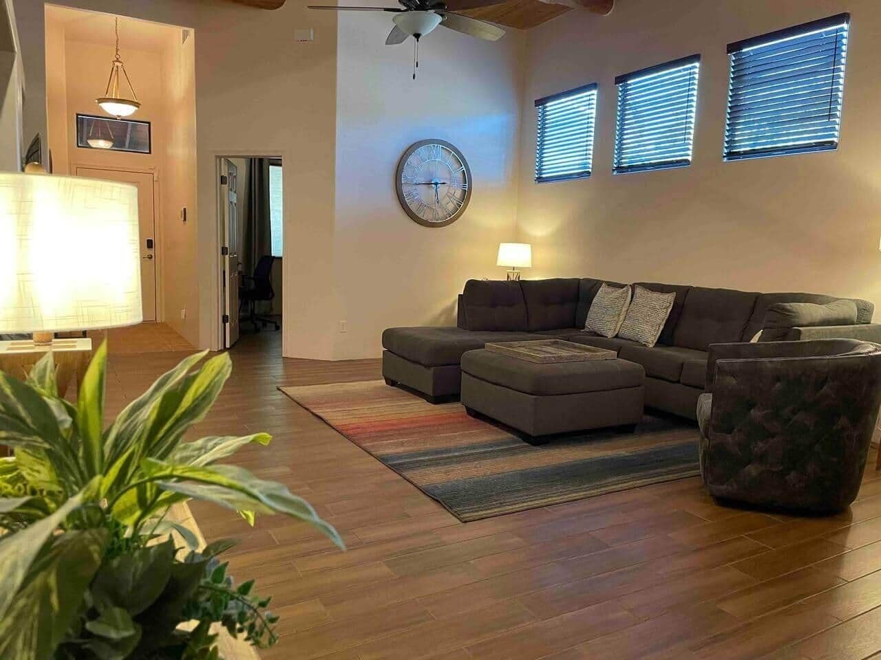 Een smart-tv en boeken