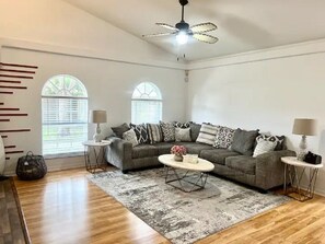 Smart TV, fireplace, books - Dreamy Family Pool House (Clermont)