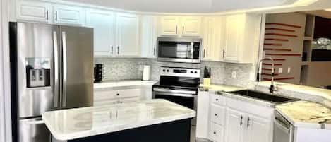 Geladeira, micro-ondas, fogão, cooktop