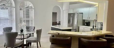 冰箱、微波炉、烤箱、炉灶