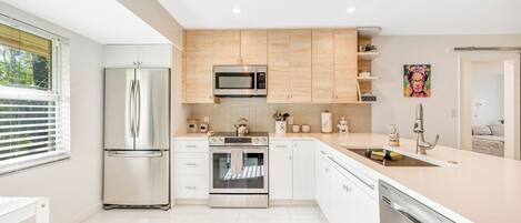 冷蔵庫、電子レンジ、オーブン、コンロ