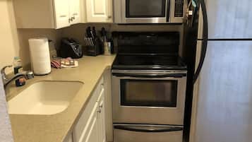 Frigorífico, microondas, horno y placa de cocina