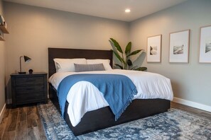 5 sovrum, skrivbord, strykjärn/strykbräda och resesäng