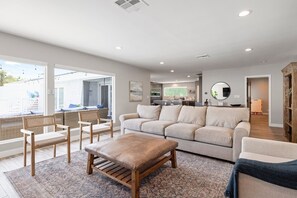 Smart TV, chimenea, videojuegos y libros 