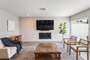 Smart-tv, eldstad, tv-spel och böcker