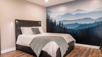 5 habitaciones, escritorio y tabla de planchar con plancha