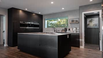 Refrigerador, microondas, horno, placa de cocina