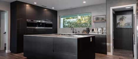 ثلاجة، ميكروويف، فرن، موقد طهي مسطح