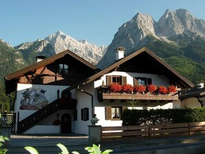 Exterior - 5-star apartment "Kreuzeck" in Grainau & garden/lawn. (Grainau)