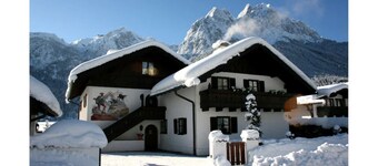 5-star apartment "Kreuzeck" in Grainau & garden/lawn.