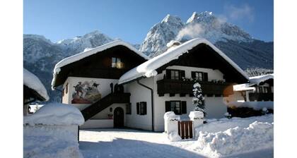 5-star apartment "Kreuzeck" in Grainau & garden/lawn.