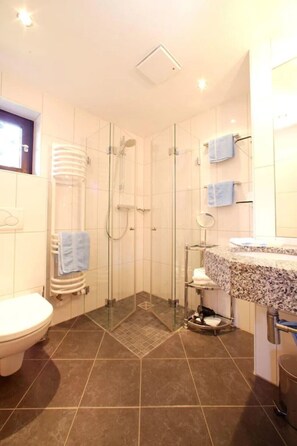 Shower, hair dryer, towels, toilet paper - 5-star apartment "Wank" in Grainau & garden/lawn. (Grainau)