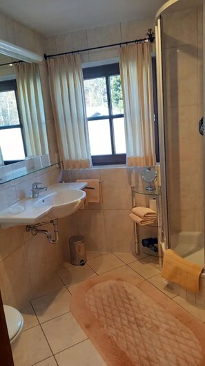 Dusche, Haartrockner, Handtücher, Toilettenpapier