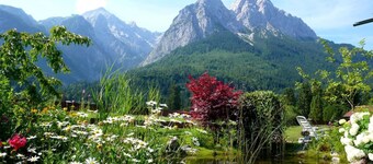 5-star apartment "Waxenstein" in Grainau & garden/lawn.