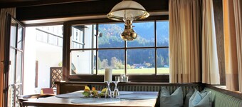 5-star apartment "Waxenstein" in Grainau & garden/lawn.