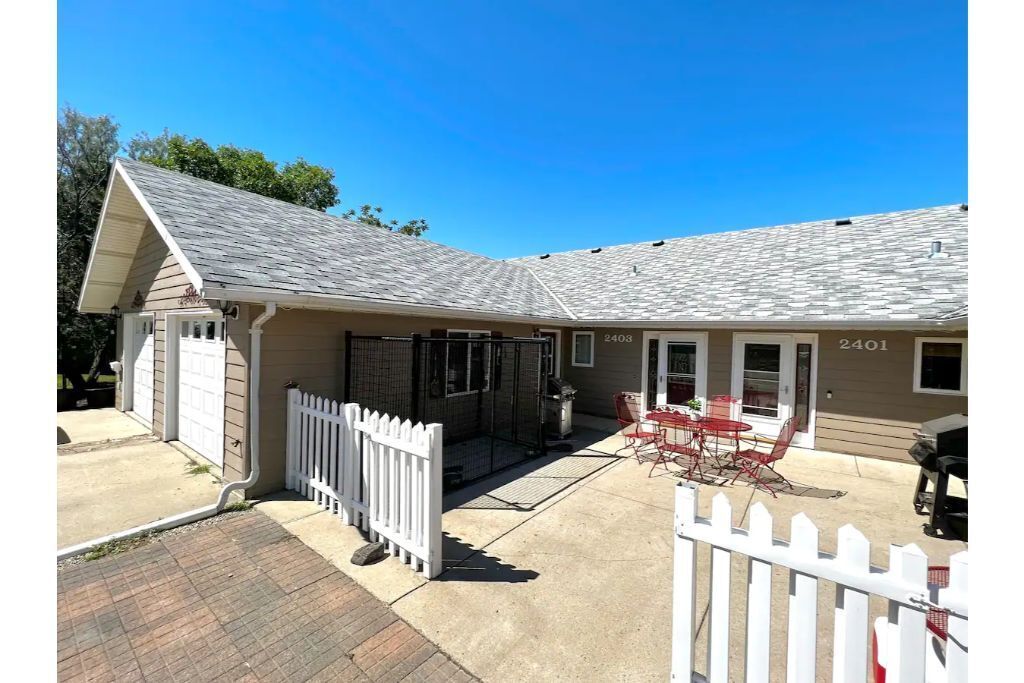 Comfortable 3 bed/3 bath/garage overlooking Pierre