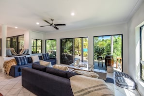 TV - The Palms. (Hamilton Island)