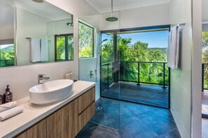 Hair dryer, towels - The Palms. (Hamilton Island)