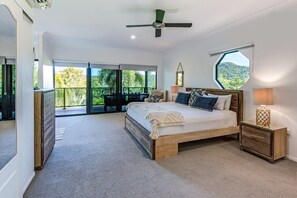 4 bedrooms, iron/ironing board, travel cot, free WiFi - The Palms. (Hamilton Island)