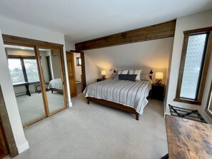 3 室のベッドルーム、デスク、アイロン / アイロン台、WiFi (無料)