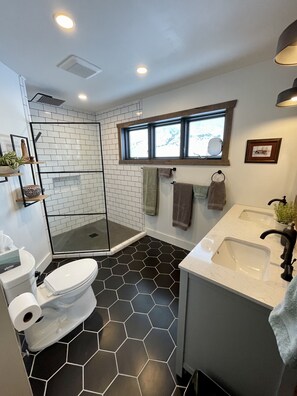 シャワー、ヘアドライヤー、タオル、石鹸