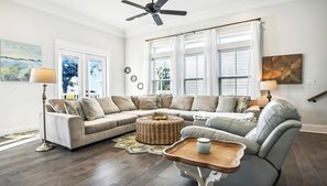 TV connectée, cheminée, livres