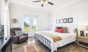 5 habitaciones, tabla de planchar con plancha y cuna de viaje 