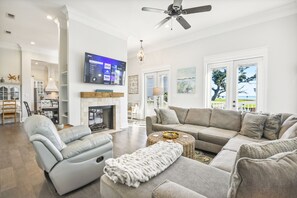 Smart TV, chimenea, libros