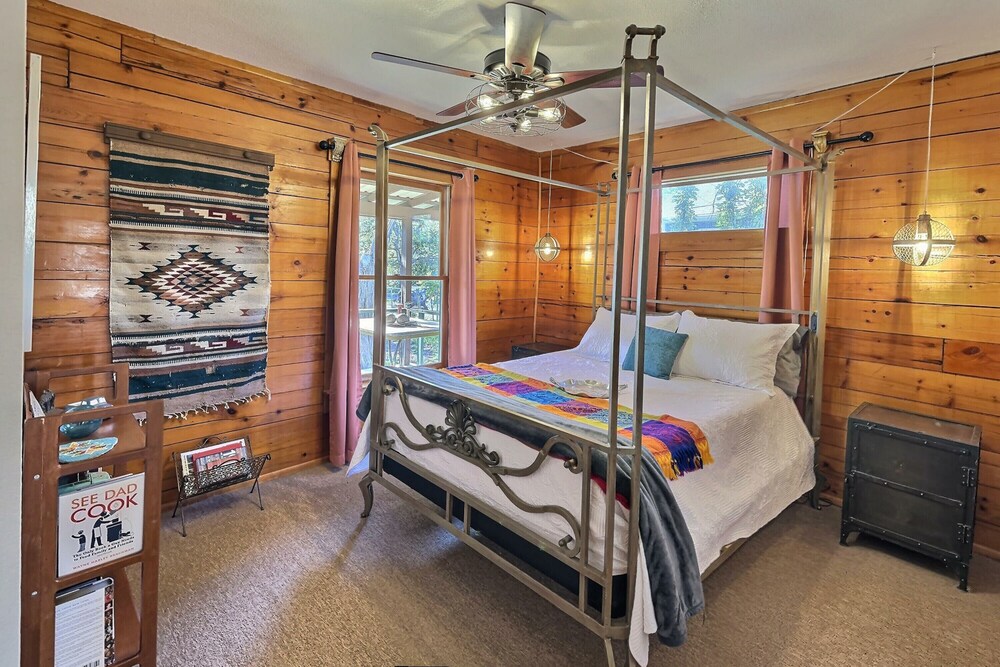 Cozy Log Cabin with Lake Access... close to Austin! Comanche Point Vrbo