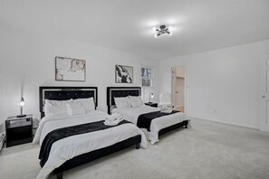 5 habitaciones, escritorio, tabla de planchar con plancha y wifi