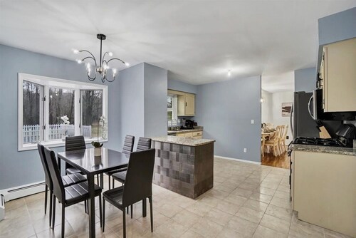 Luxurious & Tranquil ~ Pool ~ Fire Pit ~ Backyard!