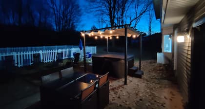 Luxurious & Tranquil ~ Pool ~ Fire Pit ~ Backyard!