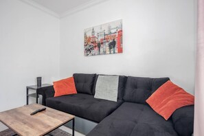 TV - Chic 2-Bedroom Flat - Sleeps 5 -  Central Tilbury (Tilbury)