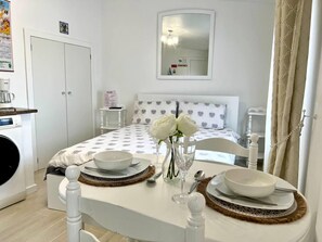 Tabla de planchar con plancha, wifi, ropa de cama