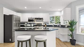 Kjøleskap, mikrobølgeovn, ovn og kokeplater