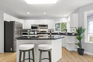 Kjøleskap, mikrobølgeovn, ovn og kokeplater