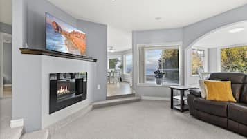 Smart-TV, peis og bøker