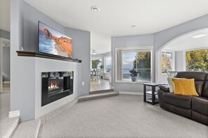 Smart-TV, peis og bøker