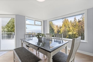 Dining - Ocean view, Hot Tub, Center location! 4 mins to beach front! (Nanaimo)