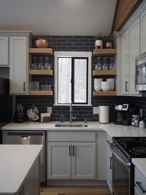 Frigorifero, microonde, forno, piano cottura