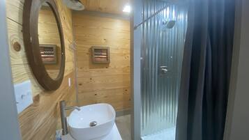 Douche, sĂšche-cheveux, serviettes fournies