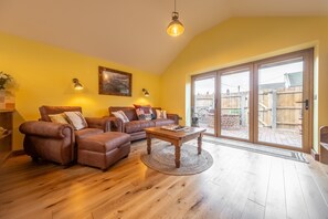 TV - Bootlegger's Barn, Heacham, Norfolk (Heacham)