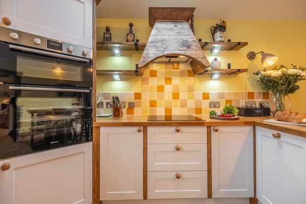 ثلاجة، ميكروويف، فرن، غسالة أطباق