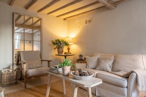 Una televisión de pantalla plana, una chimenea