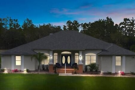 Exterior. Paradise Palms Heated Pool/HotTub/TikiBar 4 BR's
